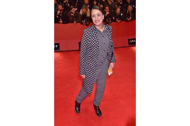 ...man aber auch mit einem unkonventionellen Look punkten kann, bewies ihre Kollegin Anna Thalbach. Und mit dem grauen Einte...