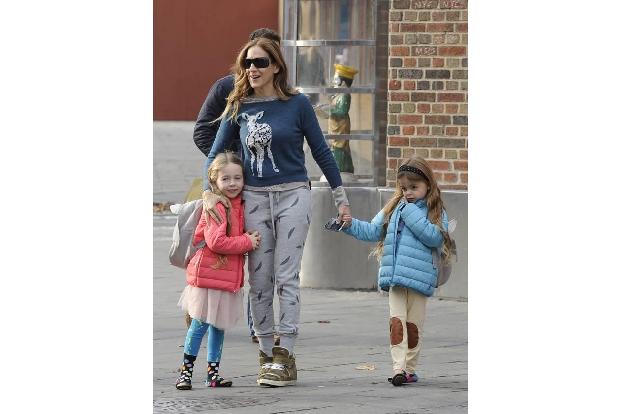 ...gehört mit ihren Mädchen schon fast zum Inventar der New Yorker Straßen: Die Töchter von Sarah Jessica Parker, Marion und...