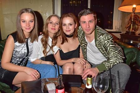 ...beste Freunde sind auch diese jungen Shooting-Stars. Sonja Gerhardt, Alicia von Rittberg, Emilia Schüle und Jannik Schüma...