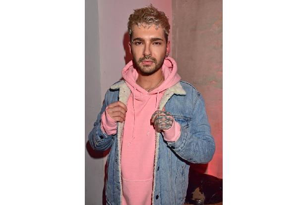 ...riskierte auch er mal einen oder zwei: Tokio-Hotel-Frontmann Bill Kaulitz. Mit blonder Frisur, pinkem Hoodie und Jeansjac...