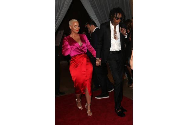 ...kam nicht alleine. Genauer gesagt, kam sie Händchen haltend mit Wiz Khalifa. Wem dieses Bild bekannt vorkommen sollte, de...