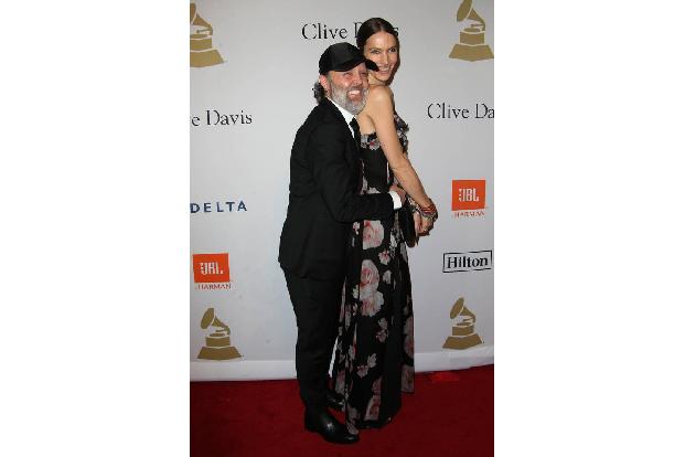 ...wurde bei der Pre-Grammy-Gala in eng umschlungener Pose gesichtet: Lars Ulrich mit seiner Frau Jessica Miller. Die aber s...