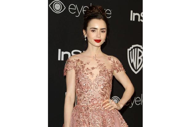 ...geht, sieht man an Lily Collins bei der InStyle & Warner Bros. Pictures Golden Globe Aftershowparty, die ihren Lidschatte...