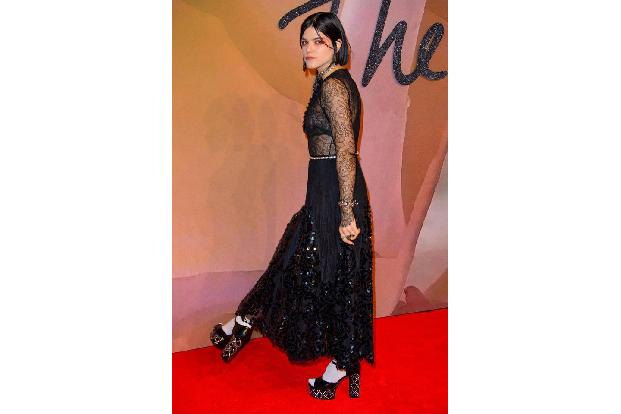 ...kräftig kam Soko bei den Fashion Awards 2016 im Dezember daher. Da passte zum Untoten-Make-up sogar das Kleid. Etwas nett...