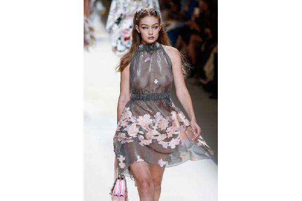 ...schon auf den internationalen Laufstegen zu sehen war. Schaut man Gigi Hadid genau in die Augen, kann man sehen, dass auc...