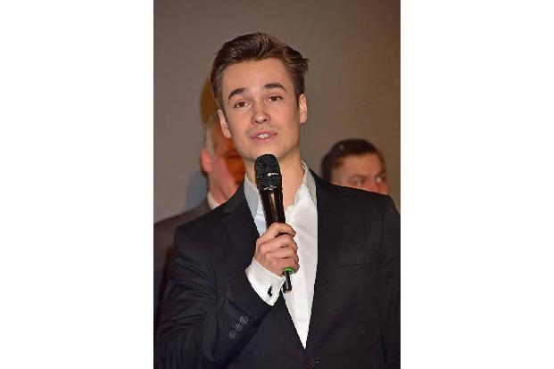 ...nach der Premiere kippte die Stimmung. Spätestens als Schauspieler Louis Held (im Film Alex) die Bühne betrat und das Mik...