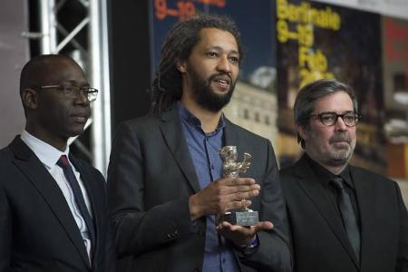 ...den zweitbesten Langfilm des Wettbewerbs freute sich der französisch-senegalesische Regisseur Alain Gomis (Mitte) mit sei...