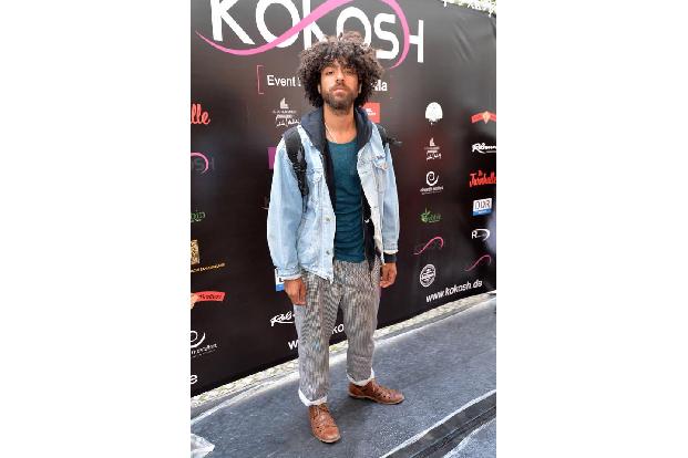 ...Style einfach treu. Gammelhose, ausgelatschte Treter und Löcher in den Klamotten gehören zu dem DJ wie seine tollen Locke...