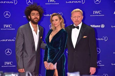 ...was halten sein Vater Boris und seine Stiefmama Lilly Becker eigentlich davon, die immer adrett über die Teppiche der Wel...