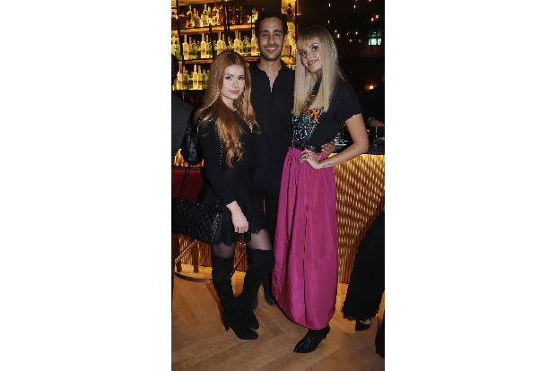 ...Bonnie Strange stach nicht nur die Begleitung in Form von Pamela Reif und Sami Slimani ins Auge, der pinke Rock tat selbi...
