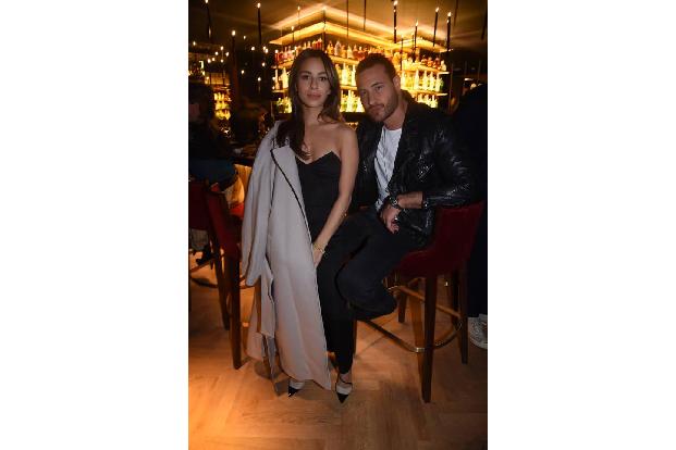 ...Gizem Emre passiert sowieso nie ein Styling-Fauxpas. Mit Model Marc Eggers ist die Schauspielerin so oder so ein modische...