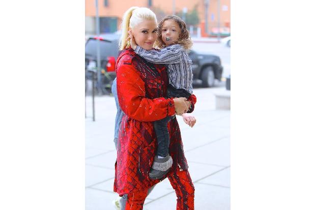 Gwen Stefani und ihr Sohn Apollo Rossdale sind ein echt stylishes Gespann. Doch der Jüngste in der Familie hat ein Accessoir... Gwen Stefani und ihr Sohn Apollo Rossdale sind ein echt stylishes Gespann. Doch der Jüngste in der Familie hat ein Accessoir...