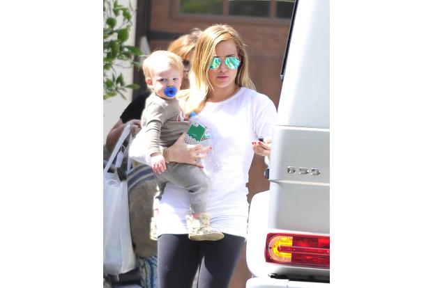 ...deswegen zahlreiche Promi-Mamas und -Papas auf einen Nuckel setzen, ist verständlich. Hilary Duff griff in den ersten Mon...