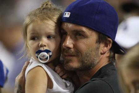 ...man damit auch noch so süß aussieht wie Harper Seven, die Tochter von David und Victoria Beckham, fällt das Abgewöhnen no...