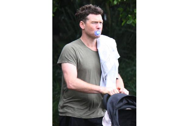 ...'Avatar'-Schauspieler Sam Worthington ist es auf jeden Fall nicht zu blöd, von der Paparazzi mit Schnuller im Mund abgeli...