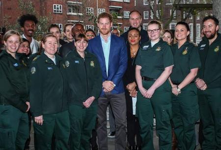 Sein Terminplan ist immer voll - so besuchte Prinz Harry am Mittwoch die eifrigen Mitarbeiter des Londoner Ambulance Service... Sein Terminplan ist immer voll - so besuchte Prinz Harry am Mittwoch die eifrigen Mitarbeiter des Londoner Ambulance Service...