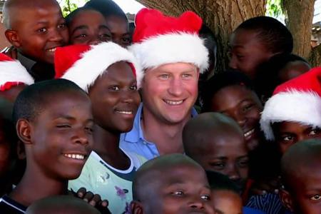 ...sonst bekannt. Kaum ein offizieller Staatsbesuch, Fototermin oder Charity-Einsatz vergeht, bei dem Harry sich nicht (gern...