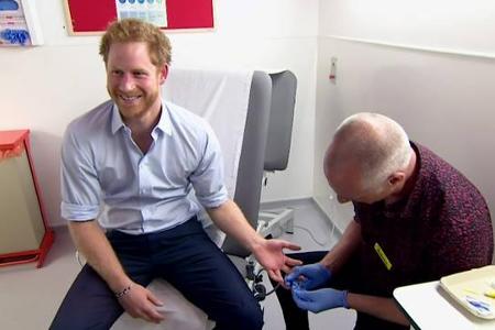 ...afrikanischen Königreich ließ sich der Fünfte der britischen Thronfolge auch vor laufender Kamera auf das HI-Virus testen...