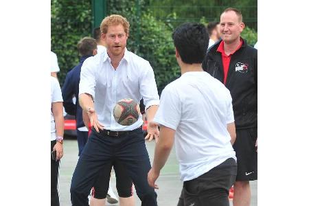 ...in feinem Hemd lässt es sich sporteln: Bei einem Event für Rugby-Förderung gab Harry mal wieder alles. Genau...