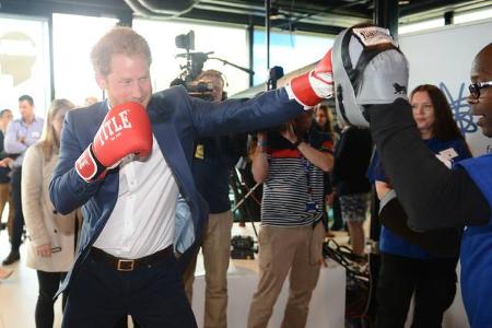 ...wie hier im Queen Elizabeth Olympic Park, als er sich für eine Charity-Kampagne die Boxhandschuhe überzog. Dass er auch...