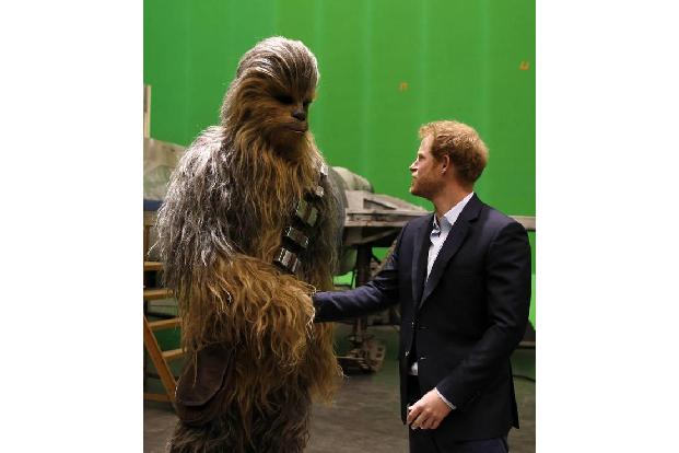 ...haarig war dagegen dieser Auftritt von Harry: Als er das 'Star Wars'-Set in den Londoner Pinewood Studios besuchte, durft...