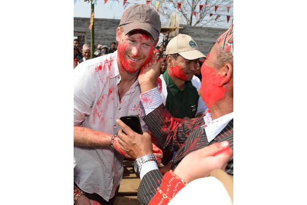 ...ist sich eben für nichts zu schade, der gute Prinz Harry. Beim Staatsbesuch in Indien nahm er auch am örtlichen Holi-Fest...