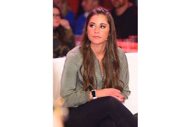 Gedankenverloren, melancholisch, nicht ganz bei der Sache - bei der Live-TV-Show 'Der große RTL II Promi Curling Abend' wirk...