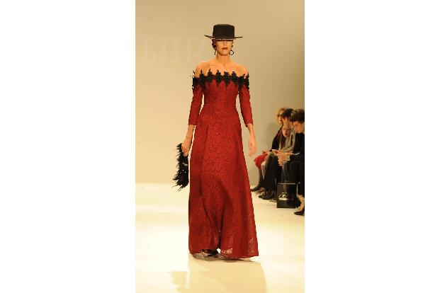 ...Kleidern wie diesen kann man die Kastagnetten und den Flamenco förmlich hören! Es scheint, als würde sich in der Mode tat...