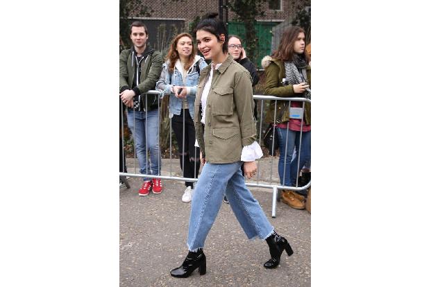 ...weitere Hosenform, die nun seit ein paar Saisons nicht mehr aus der Modewelt wegzudenken ist: Die sogenannte Mom-Jeans. H...