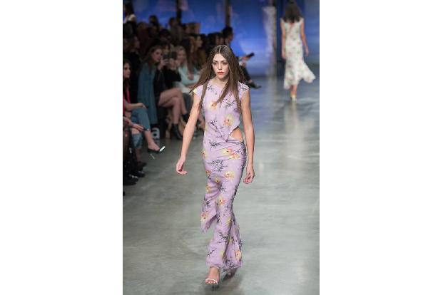 ...zum Laufsteg, wo man bei der Topshop-Show gleich zwei Gesichter sah, die vor allem durch ihren Familiennamen berühmt sind...