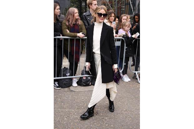 ...und ihre Modeikone-Kollegin beide ein recht ähnliches Bild ab: Auch Olivia Palermo kombinierte einen schwarzen Mantel zum...
