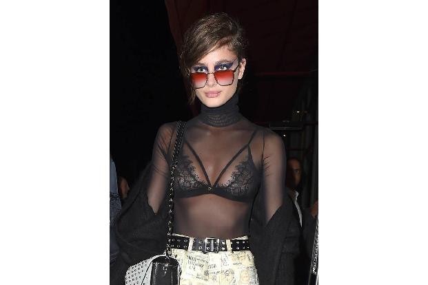 ...Tops wie dieses stehen Laufstegschönheiten wie Taylor Hill am besten. Auch sie gehört zu der neuesten Riege der Supermode...
