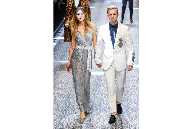 ...Stefanie Giesingers Beau Marcus Butler wirkt erleuchtet auf dem Kopf. Die Herren von Welt haben bei diesem Trend allerdin...