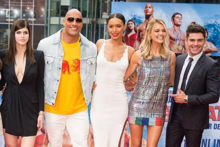 Auch Europa kann sich nun über Badeanzüge und Shorts auf der Kinoleinwand freuen. 'Baywatch' feierte mit den Stars des Strei... Auch Europa kann sich nun über Badeanzüge und Shorts auf der Kinoleinwand freuen. 'Baywatch' feierte mit den Stars des Strei...
