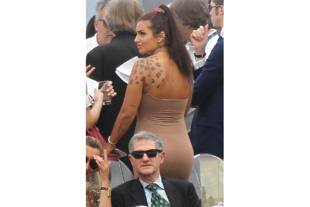 ...Elettra nämlich zu einer der schillerndsten Erbinnen macht, sind nicht nur ihre Leo-Tattoos und Piercings am ganzen Körpe...