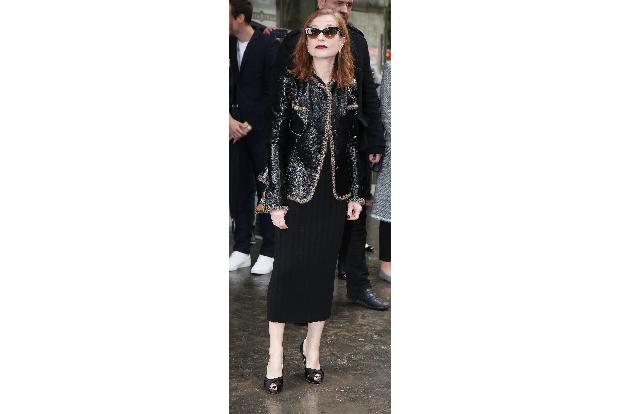 ...zählt ebenfalls zu den großen Bewunderern des Modemachers: Isabelle Huppert. Die Schauspielerin schrammte in diesem Jahr ...