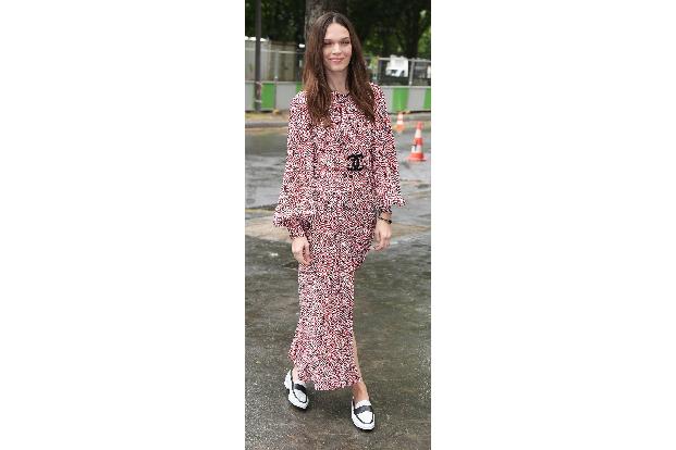 ...dank Anna Brewster eines Besseren belehrt. Die Darstellerin versprühte im tristen Paris dann doch ein wenig Farbe - und e...