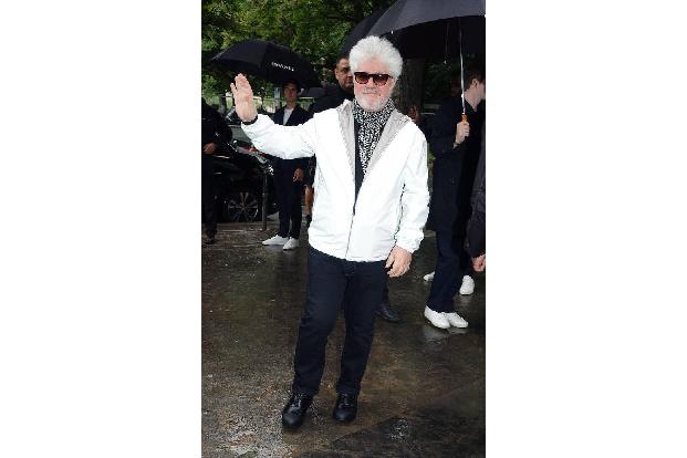 ...wohl auch der spanische Filmregisseur Pedro Almodóvar, der neben all den prominenten Damen schon ein wenig auffiel. Denn ...