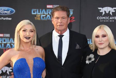 ...The Hoff auch seine zwei Töchter Taylor Ann und Hayley mit zur Premiere in Los Angeles. Während David es seit einigen Jah...