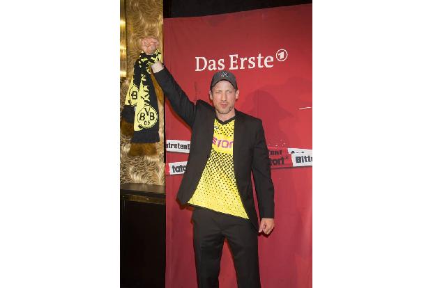 ...nicht mehr viel geblieben, außer seiner Liebe zu König Fußball, Borussia Dortmund, seine Mannschaft. Als echter Fan geht ...
