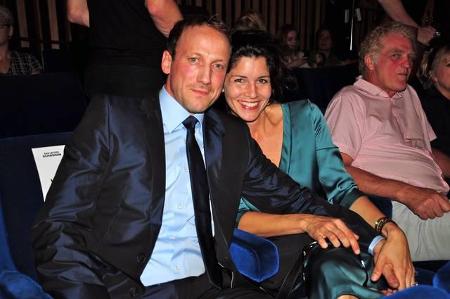 ...geht es bei dem Schauspieler aber etwas ruhiger zu. Zehn Jahre war er mit Kamerafrau Anna Theis zusammen, die beiden habe...