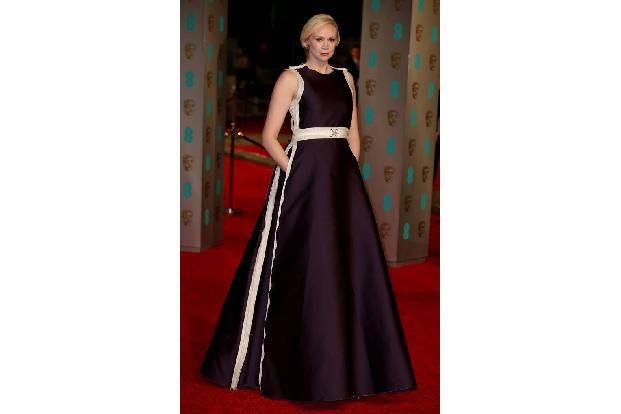 ...dazu noch eine lange Robe trägt, wirken ihre Beine fast schon endlos. Das macht wirklich was her. Wobei sie manchmal wirk...