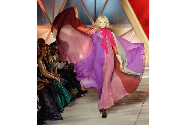 ...sie als Promi-Model in Cannes für 'Fashion for Relief' über den Laufsteg durfte. Wenn man keine Referenzgröße neben ihr h...