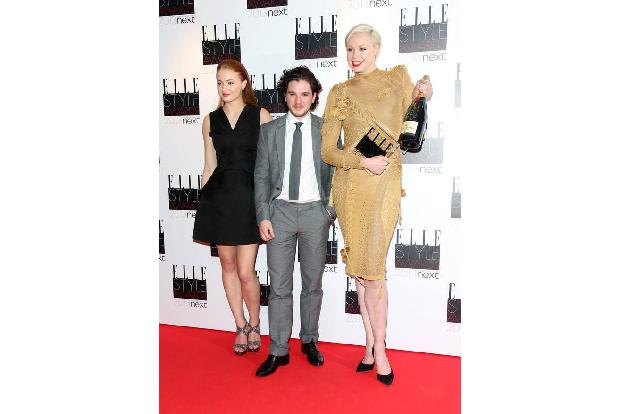 ...auf einem roten Teppich mit ihren Serienkollegen Sophie Turner und Kit Harington kann sie dann doch ihre feminine und sty...