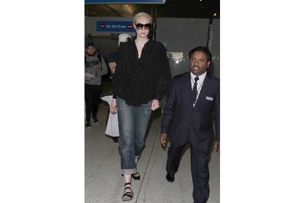 ...eben auch wirklich ihre Größe. Sogar einen Bodyguard am Flughafen von Los Angeles überragt sie fast schon um Meilen. Desw...