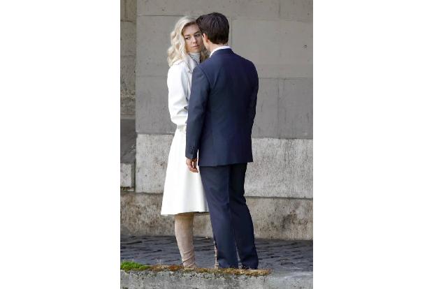...in diesem Moment in der schönen Blondine vor sich gegangen ist. Abwegig, der Gedanke, sie könnte über ihn, über seine Kus...