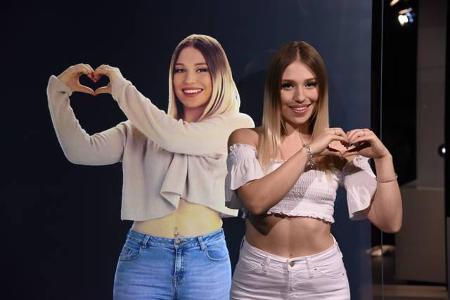 ...ist eben keine im Land, deswegen fragt sie nicht Spieglein, Spieglein, sondern ihr Hologram bei Madame Tussauds. Die Fans...