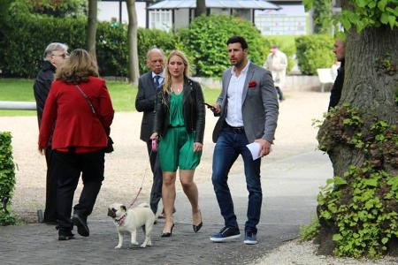 Drei Möpse für Leonard Freier? Gibt's dafür eine Rose vom Ex-'Bachelor'? Während die Promi-Schar beim Benefiz-Rennen für den... Drei Möpse für Leonard Freier? Gibt's dafür eine Rose vom Ex-'Bachelor'? Während die Promi-Schar beim Benefiz-Rennen für den...