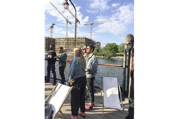 ...Bill Kaulitz. Es ist der angesagte Szene-Treff 'Sage Beach Club', direkt an der Spree. Cooles internationales Publikum, m...