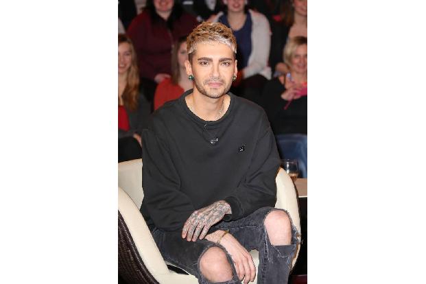 ...er in diesem Clochard-Hipster-Look nur wenig auf. Aber - woran Bill doch immer zu erkennen ist: Sein auffälliges Hand-Tat...